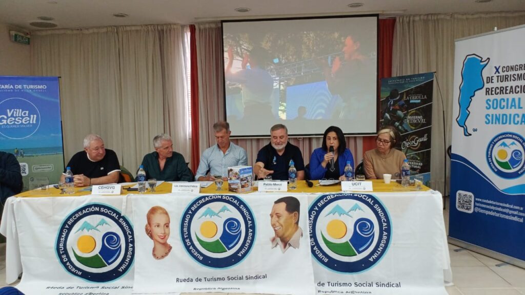 Panel de apertura del X Congreso de Turismo Social y Sindical con autoridades y referentes del sector turístico en Villa Gesell