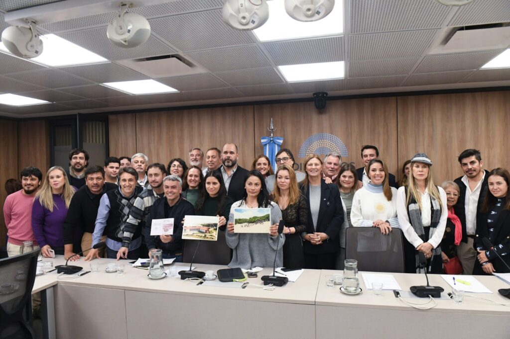 Dirigentes gremiales y legisladores reunidos para analizar políticas de turismo social y derechos de los trabajadores.